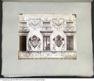 I Rome architecturePalazzo Spada, Detail der Aussenfassade mit zwei Wappen - Rotes Album I (Architektur antik und modern)