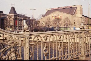 Berlin-Mitte. Blick von der Brücke Friedrichstraße zum Berliner Ensemble und zum Friedrichstadtpalast