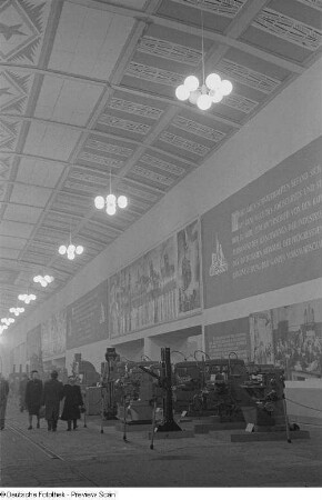 Blick in die Maschinen-Ausstellungshalle der Sowjetunion