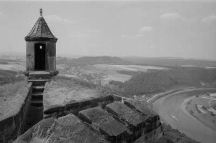 Festung Königstein. Blick von einem Wachturm zu den Bärensteinen