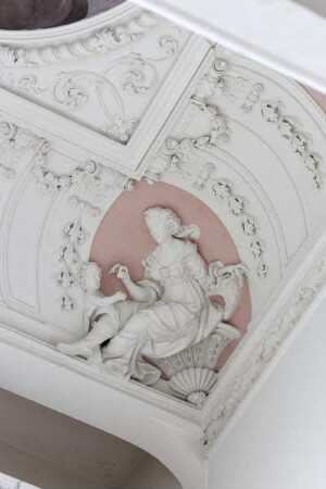 Decke des Großen Treppenhauses — Vier allegorische Eckfiguren — Weibliche Figur mit Füllhorn, aus dem sie einem Kind eine Münze reicht