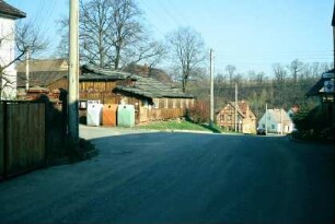 größere Holzbaracke, rechts Gastwirtschaft