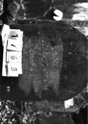 Grabstein 176 (Index: 99752025) Material: Sandstein Zustand: stark verwittert mit Textverlust Maße HxBxT: 146x60x17 cm Beschreibung: Stele, Rundbogenabschluß, Schriftfelder eingetieft: Grabstein 176B