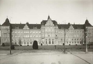 Bautzen. Justizgebäude, König-Friedrich-August-Platz (1962/1906; Baumann). Blick von der Lessingstraße (Erich-Pfaff-Straße) nach Nordosten