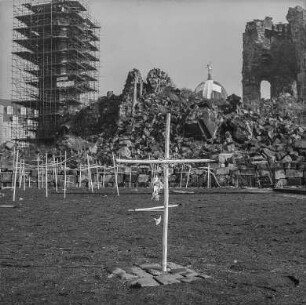 Mahnfriedhof gegen Krieg vor Ruine der Frauenkirche
