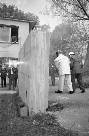 Demonstration einer neukonstruierten Alarmanlage der Firma Ristow