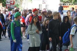Bad Oldesloe: Kindervogelschießen: Am Bürgerpark, Blickrichtung Westen: Einzug auf den Exer: Festumzug Theodor-Storm-Schule Klassen 6c und 6d, teils mit Verkleidungen: im Hintergrund Jugendfreizeitstätte (JuZe): 13. Juli 2023