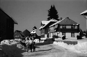 Hinterzarten: Ortsstraße von der Kirche aus; gegen Süden; im Schnee