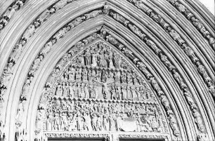 Freiburg: Gotischer Bogen des Portals mit Figurenfries