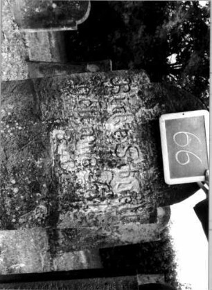 Grabstein 66 (Index: 100107219) Material: Sandstein Zustand: verwittert mit Textverlust Maße HxBxT: 130x59x10 cm Beschreibung: Stele, Sockel, eingezogener, gestelzter Rundbogenabschluß: Grabstein 66A