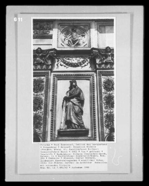 Triumphtor — Relief