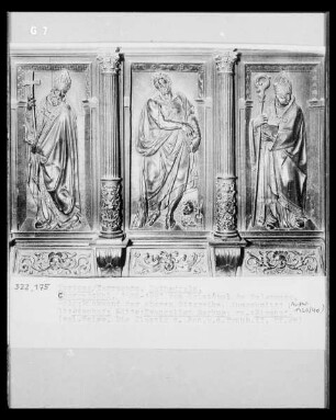 Chorgestühl, Detail Rückwand obere Reihe: Heilige Bischöfe und Evangelist Markus