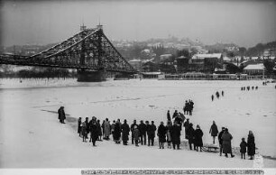 Dresden. Elbe mit geschlossener Eisdecke und Passanten, Loschwitzer Brücke und Loschwitz