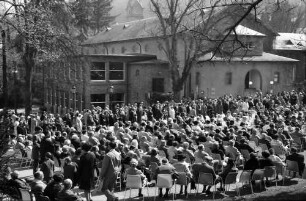 Badenweiler: Publikum beim Kurkonzert, Hintergrund Kurhaus