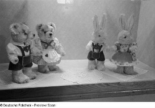Vitrine mit Plüschhasen und Teddybären
