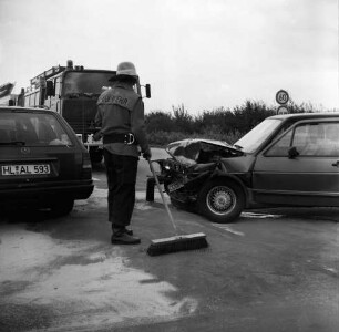 Ostring: Abfahrt Ahrensburg: Verkehrsunfall: Freiwillige Feuerwehr Großhansdorf streut ausgelaufenes Öl mit Sand ab
