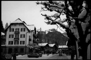 Gstaad: abendliche Dorfstraße mit Palace Hotel