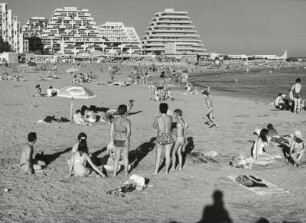Herrlicher Sandstrand und die modernen Bauten von La Grand Motte