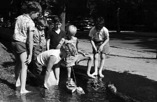 Freiburg: Kinder spielen im Bächle