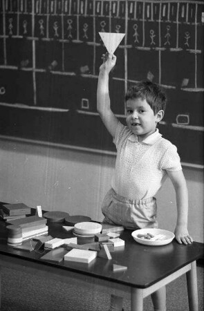 Unterrichtsexperiment von Prof. Schubart von der Pädagogischen Hochschule Karlsruhe im Schulkindergarten der Schillerschule.