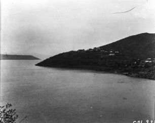 Militärstation : Blick auf den Theodore Roosevelt Lake, einem Stausee in Arizona. Am Ufer des Sees eine Militärstation.