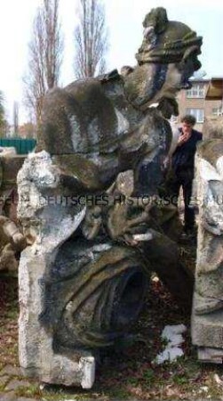 Fragment einer Zeughaus-Bauplastik: Kopf und Oberkörper eines gefesselten Kriegers aus der ......... -Gruppe (Dachbalustrade, .....seite) ???