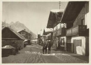 Garmisch (Oberbayern) im Winter. Ansicht der verschneiten Frühlingsstraße. Blick gegen Zugspitze