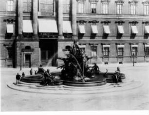 Blick auf den Neptunbrunnen von Reinhold Begas vor dem Berliner Stadtschloss