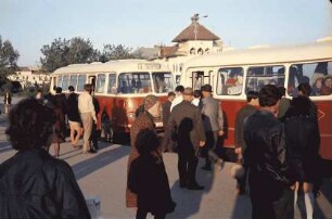 Konstanza [Constanta]: Publikum an der Bushaltestelle