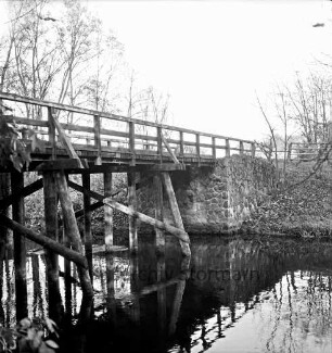 Trave: links Friedensbrücke: hinten Böschung mit Sträuchern