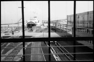 Puttgarden: Blick aus der Übergangshalle auf Fährhafen