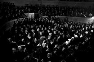 Bukarest: Fundatia Carol: Publikum im Saal