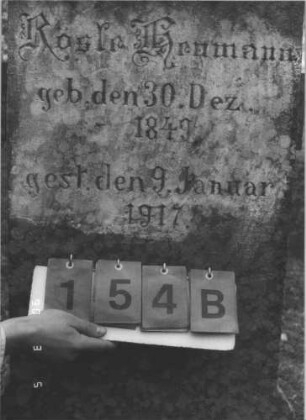 Grabstein 154 (Index: 99608838) Material: Sandstein Zustand: gut Maße HxBxT: 177x57x25 cm Beschreibung: Stele, profilierter Sockel, Giebel, Schriftfeld eingetieft mit Konvexbogenabschluß Symbolik: Blüten: Grabstein 154B