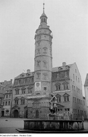 Marktplatz mit Brunnen und Rathaus mit Sichtwerbung für das IV. Parlament der FDJ