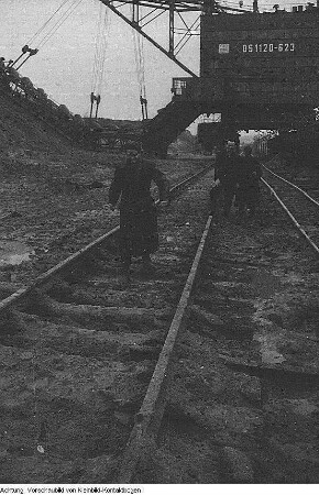 Braunkohletagebau - verwüstete Landschaft, 1957/59 & Lauchhammer. Braunkohletagebau. Arbeit des Großbaggers, 1957/59