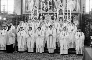 Freiburg: Münster, alle Priester stehend vor dem Altar