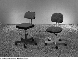 Zwei Drehstühle (1985; VEB Möbelkombinat Dessau)