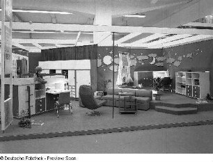 Jugendzimmer "Club" : Ausstellungskojen mit Jugendzimmer "Club" und Wohnzimmermöbeln (1977; VEB Möbelkombinat Wi-We-Na)