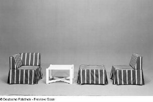 Sitzgruppe (Modell 5400) : Sitzgruppe (1976; Polstermöbelkombinat Oelsa-Rabenau (PMK)). Ecksessel, Beistelltisch, Hocker und Reihensessel