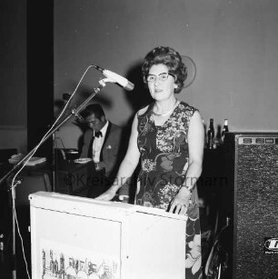 Oldesloer Singakademie von 1946: Oldesloer Hof: Saal: Festveranstaltung zum 25-jährigen Jubiläum: Vorsitzende Bachstein am Rednerpult: hinten links Musiker: 26.09.1971