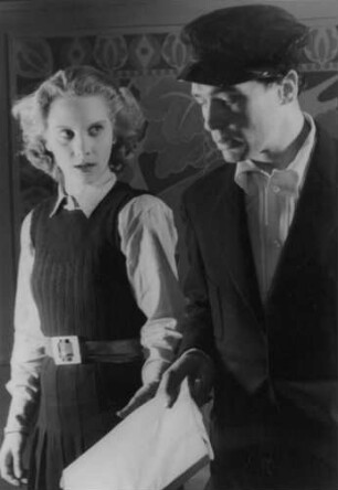 Die Schauspieler Karin Jacobsen und Peter Mosbacher während einer Aufführung des Theaterstückes "Professor Mamlock" von friedrich Wolf im Thalia Theater Hamburg 1947