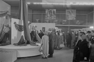 Messebesucher in der tschechoslowakischen Ausstellungshalle vor einer Präsentation von Stoffen