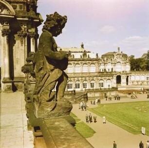 Dresden. Zwinger, Blick von der Langgalerie N zum Mathematisch-Physikalischen Salon und zum Wallpavillon