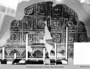 Reste einer Allegorischen Szene mit dem Papst, einer Turnierszene und Phasen der Textilerzeugung sowie Wappenfelder : Wappenfelder und allegorische Darstellungen