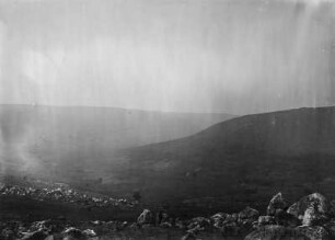 Landschaft : Blick von einer Anhöhe auf die bergige Landschaft und das Tal