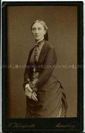 Frau im dunklen Kleid, Carte de Visite
