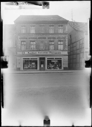 Angermünde, Brüderstraße. Wohnhaus mit Laden. Straßenfront