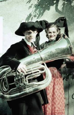 Freiburg: Markgräfler Tracht; Trägerin Frau Brandel mit Hebel-Musiker