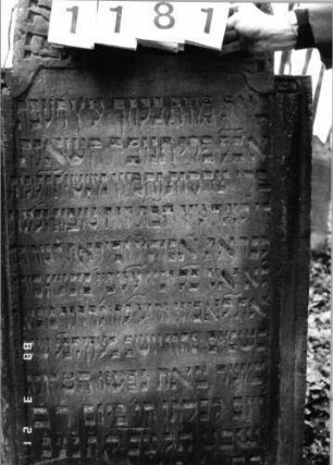 Grabstein 1181 (Index: 99903026) Material: Sandstein Maße HxBxT: 143x68x11 cm Besonderheit: kulturhistorisch wertvoll / künstl.-formale Gründe: Grabstein 1181 (Detailaufnahme)