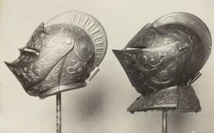 Helm des Prunkharnisch Christians II. (links) und Helm des Prunkharnisch von Johann Georg I.